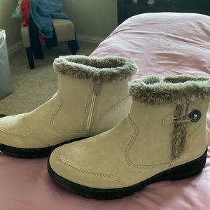 Women’s winter ankle boots. Light gray/beige. New